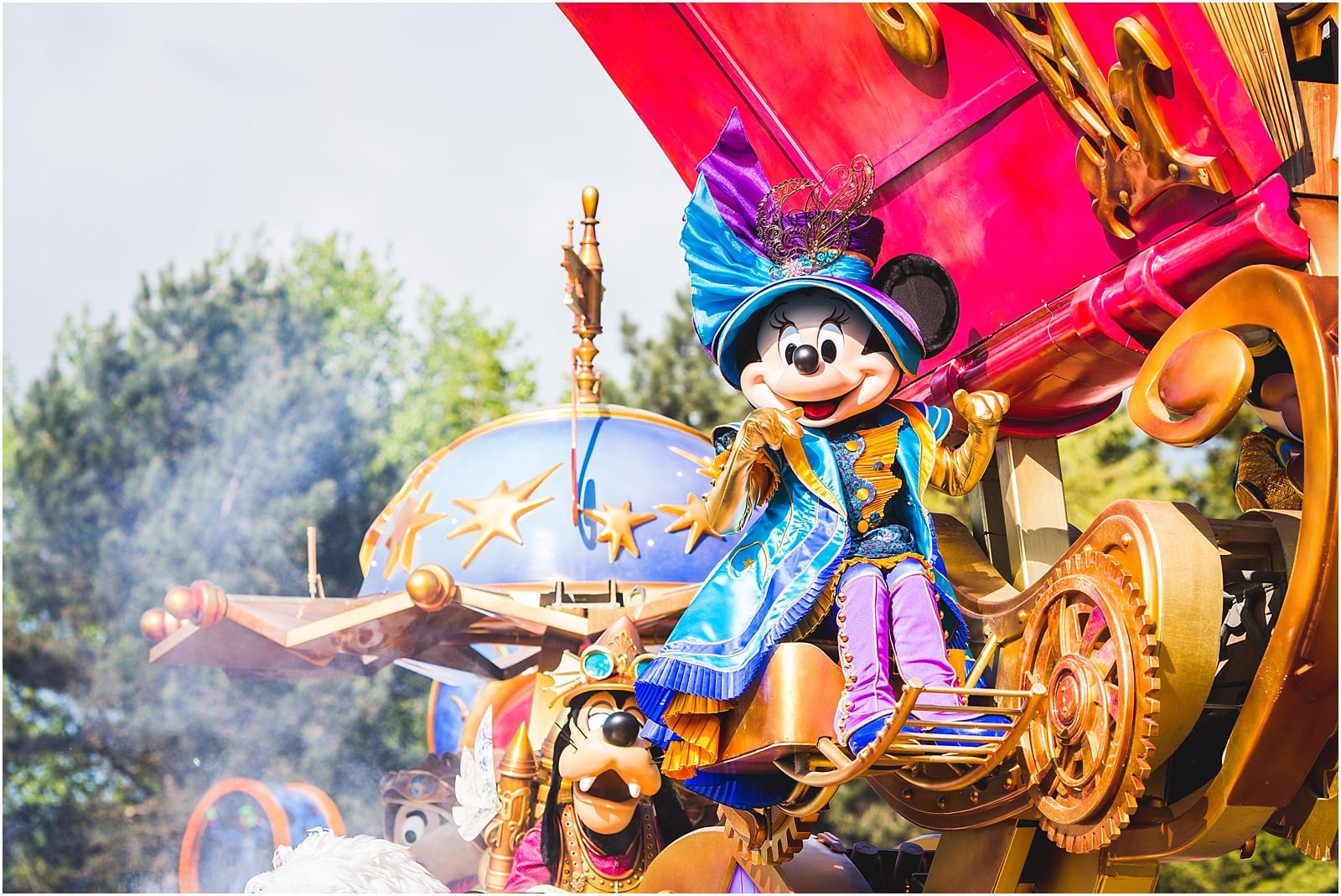Disneyland-Paris-Parade-Minnie.jpg